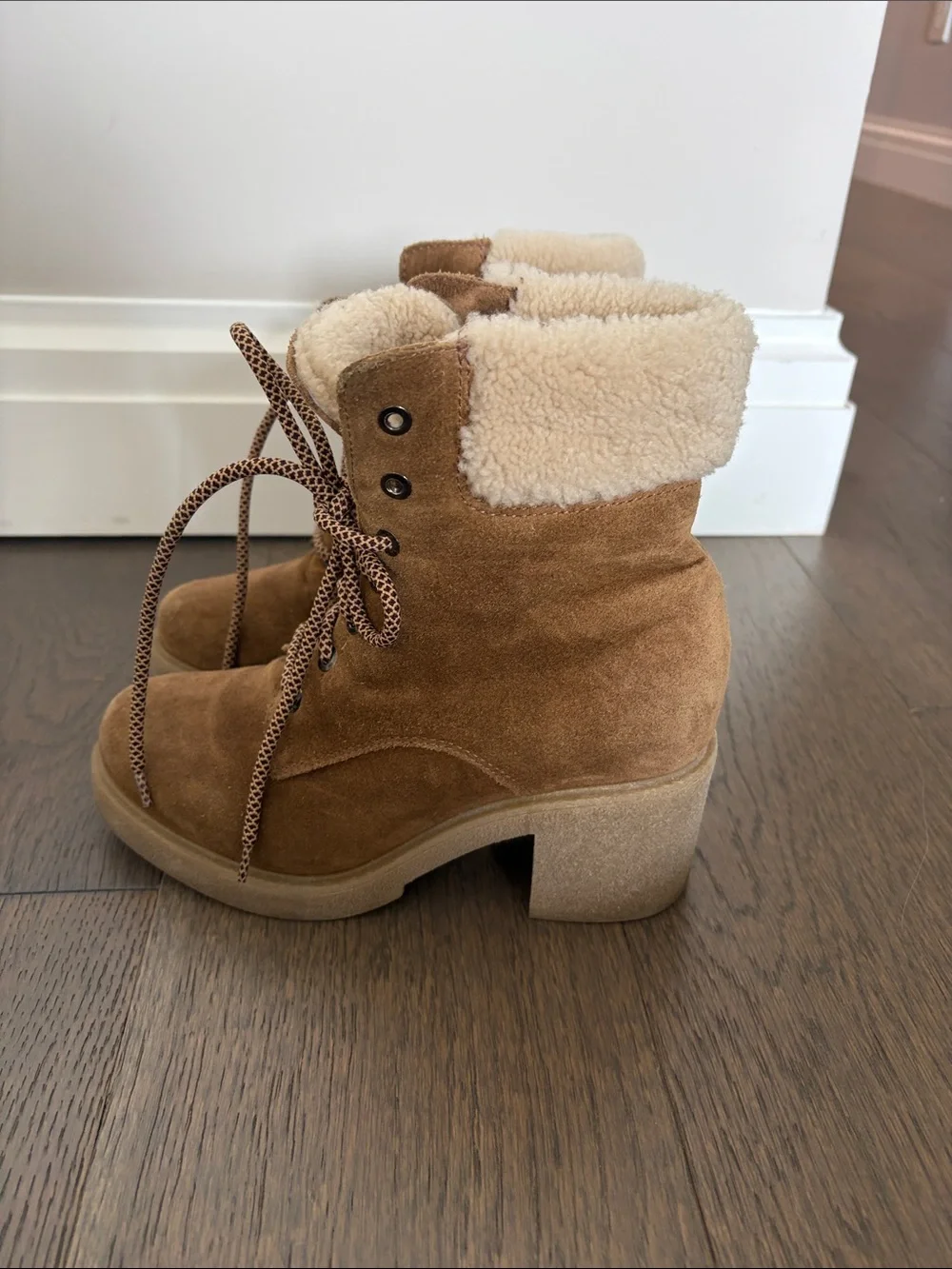 La CANADIENNE suede exterior